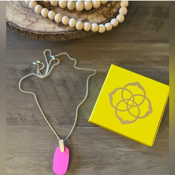 Kendra Scott Fuchsia Pendant Necklace with Gold Chain. Inez adjustable chain EUC - Picture 4 of 11